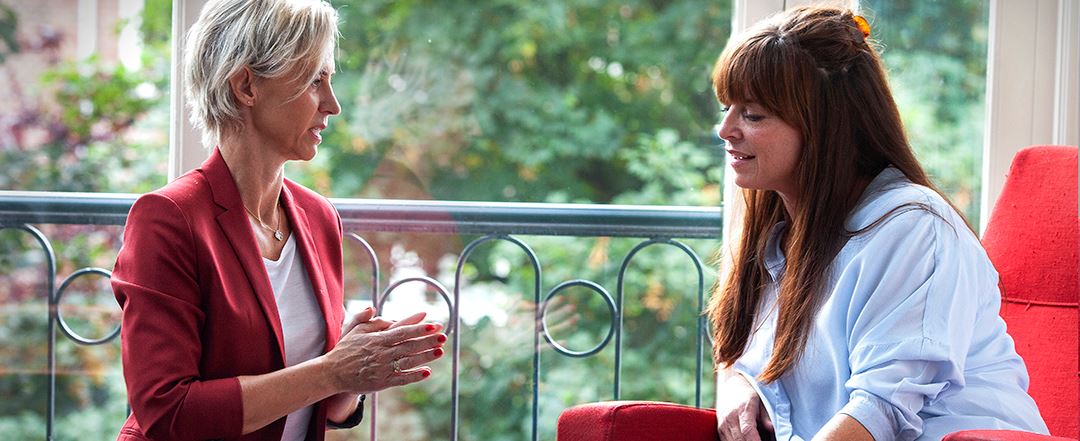 Stresscounselor in gesprek met cliënt bij opleiding Stresscounseling