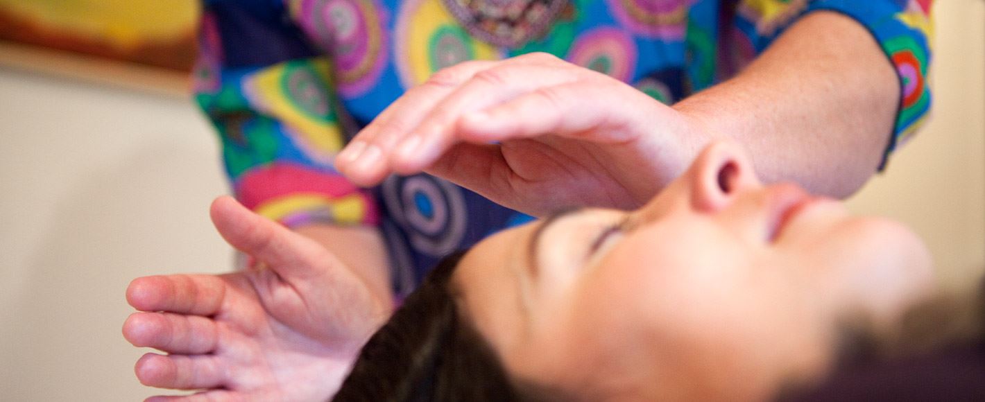 Handoplegging door magnetiseur bij de opleiding Magnetiseren