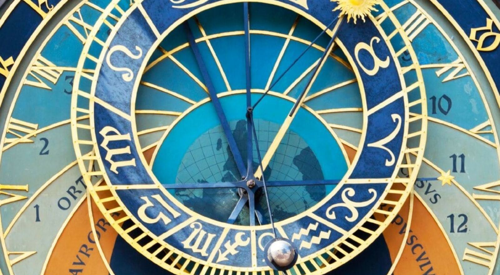 Klok met tekens van de dierenriem bij cursus Astrologie