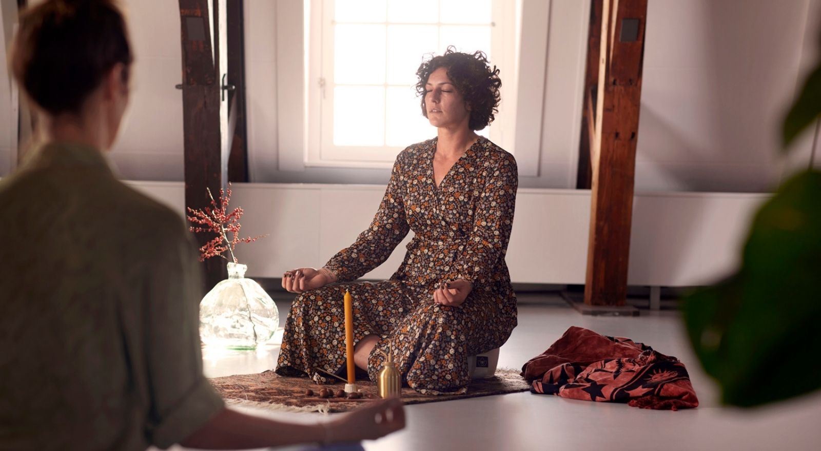 Chakra healer behandelt cliënt bij de opleiding Aura- en chakrahealing