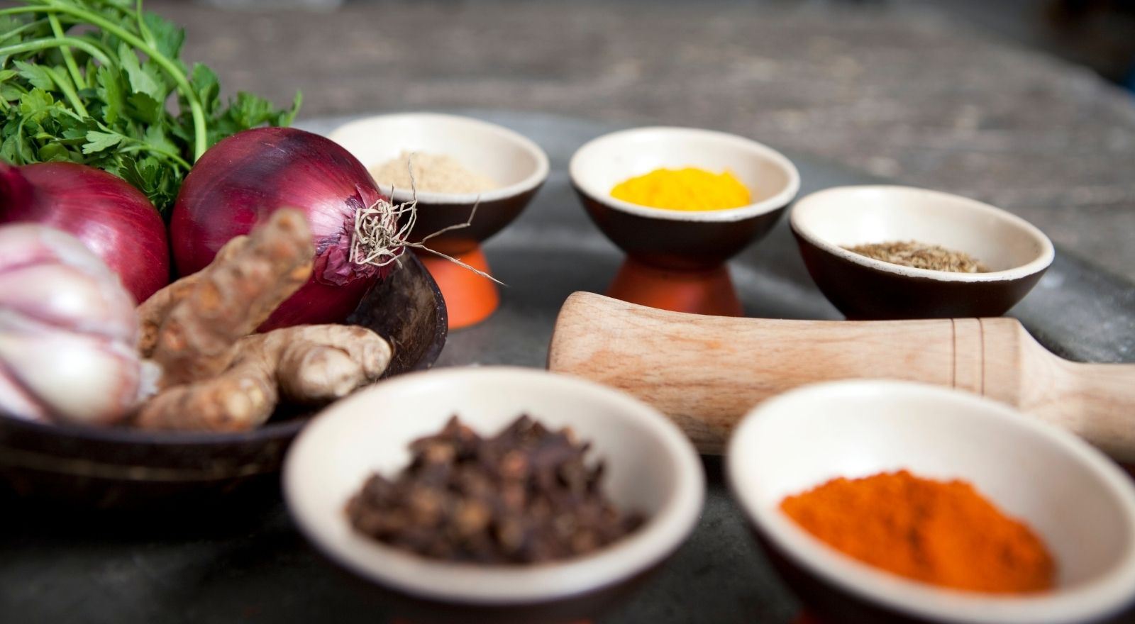 Sfeerbeeld van kruiden en groenten gebruikt binnen de cursus Ayurveda