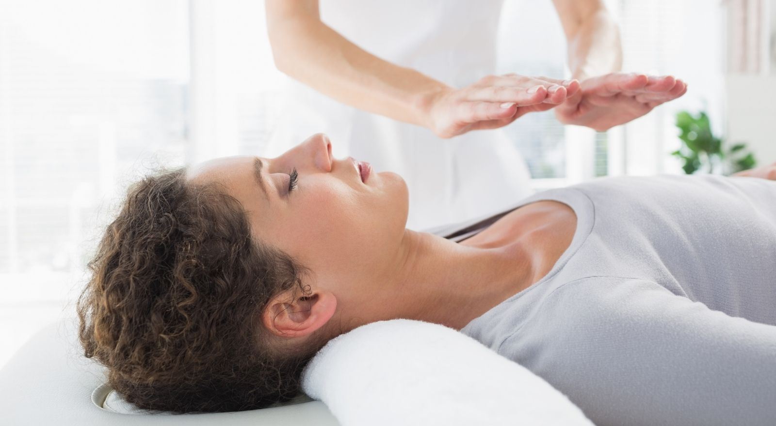 Therapeut behandelt cliënt met reiki uit de opleiding Reiki Master